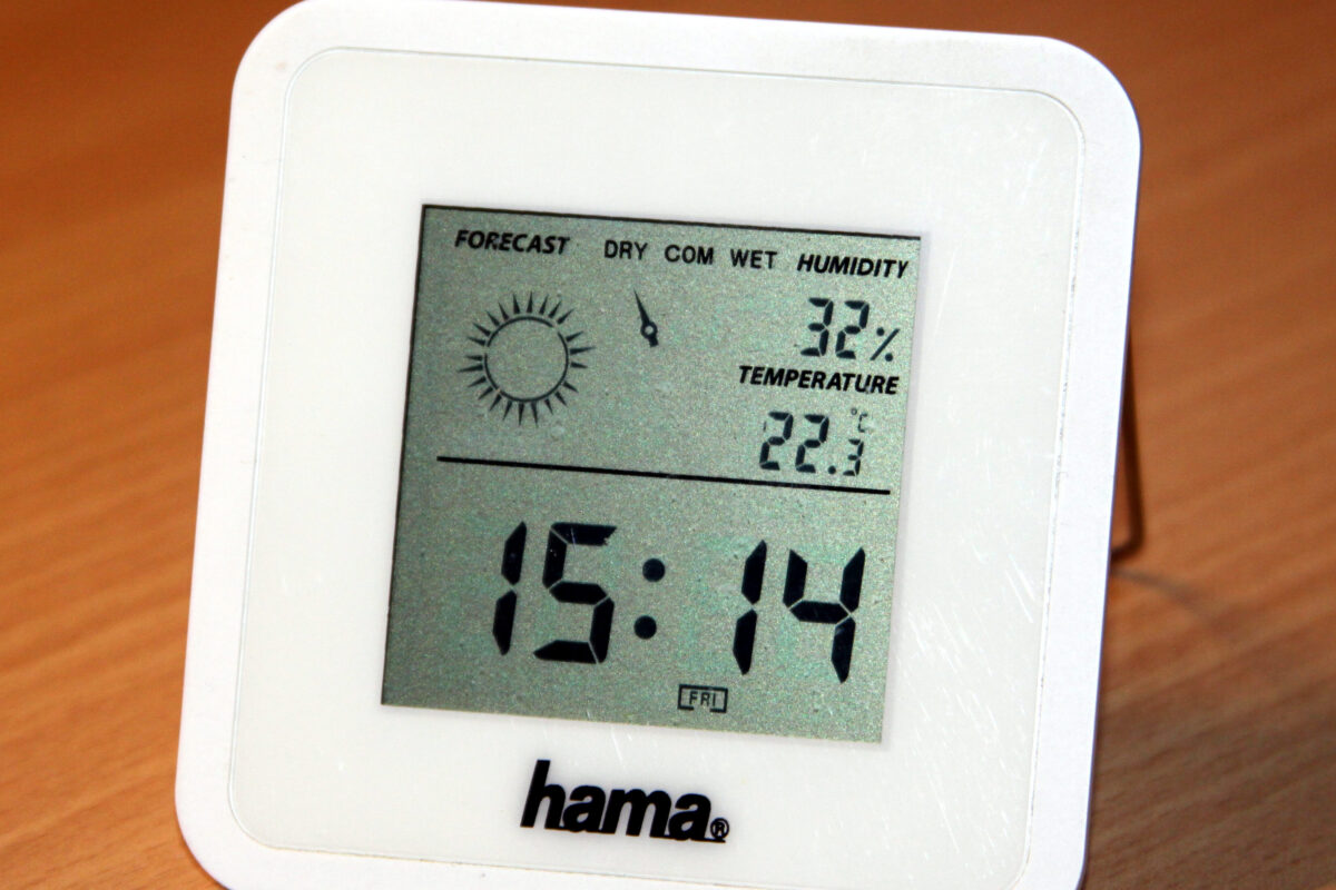 Humidity and temperature display on an illustrative Hama TH50 thermohygrometer